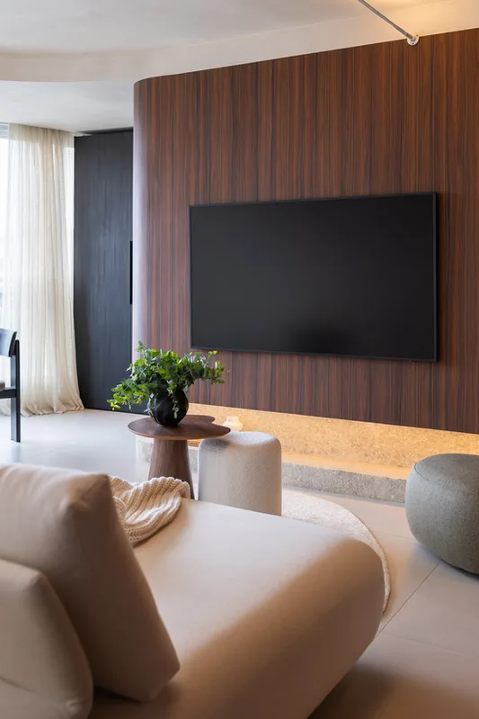 Painel de madeira com TV e sala do projeto Curva