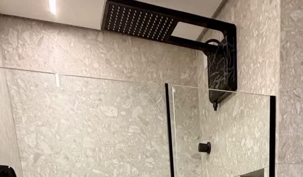 Box de banho revestido em porcelanato, projeto da Diniz Cenegali